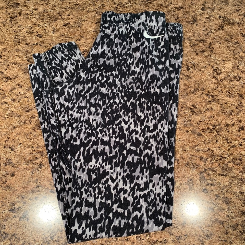EUC Nike Leopard Cheetah Capris Medium